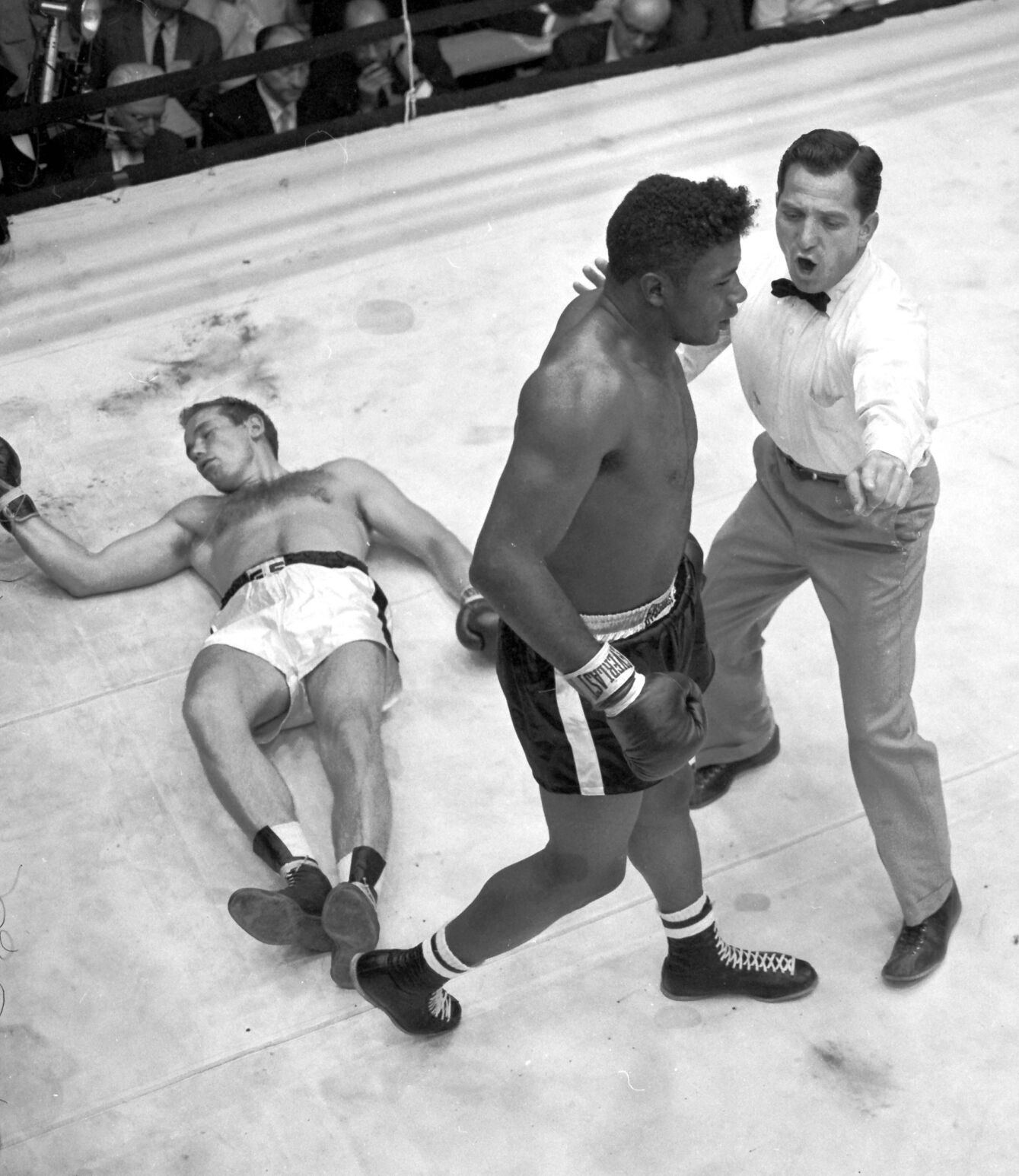 1960: Floyd Patterson becomes first boxer to regain world heavyweight title
